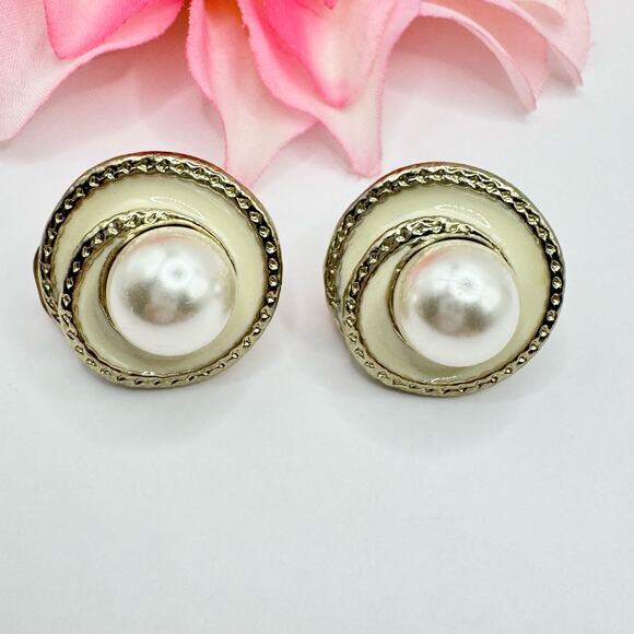 Vintage Faux Pearl Cream Enamel Swirl Clip on Earrings Pearlcore Gold Tone Chic - Picture 1 of 9